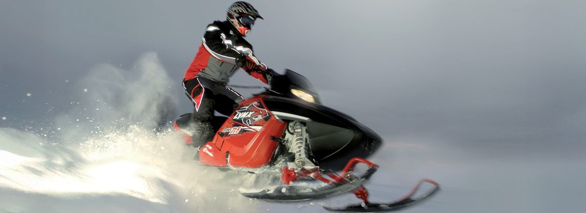 Lynx Rave RE i aksjon - fører hopper med snøscooter i vinterlandskap