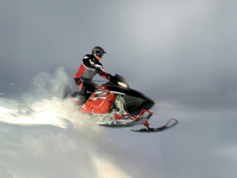 Lynx Rave RE i aksjon - fører hopper med snøscooter i vinterlandskap