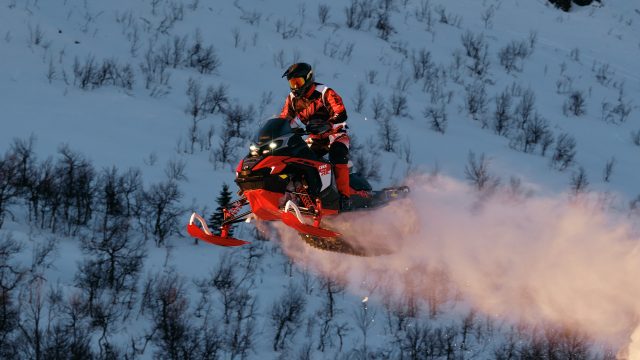 2027 Lynx Rave RE 20th Anniversary Edition i aksjon i snøen